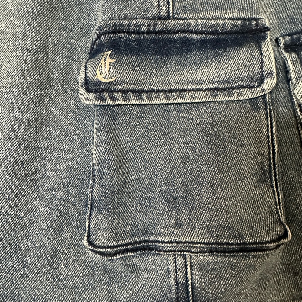 Juicy Couture Denim Medium Wash Cargo
Mini Skirt Size 32 NWT - Picture 6 of 9